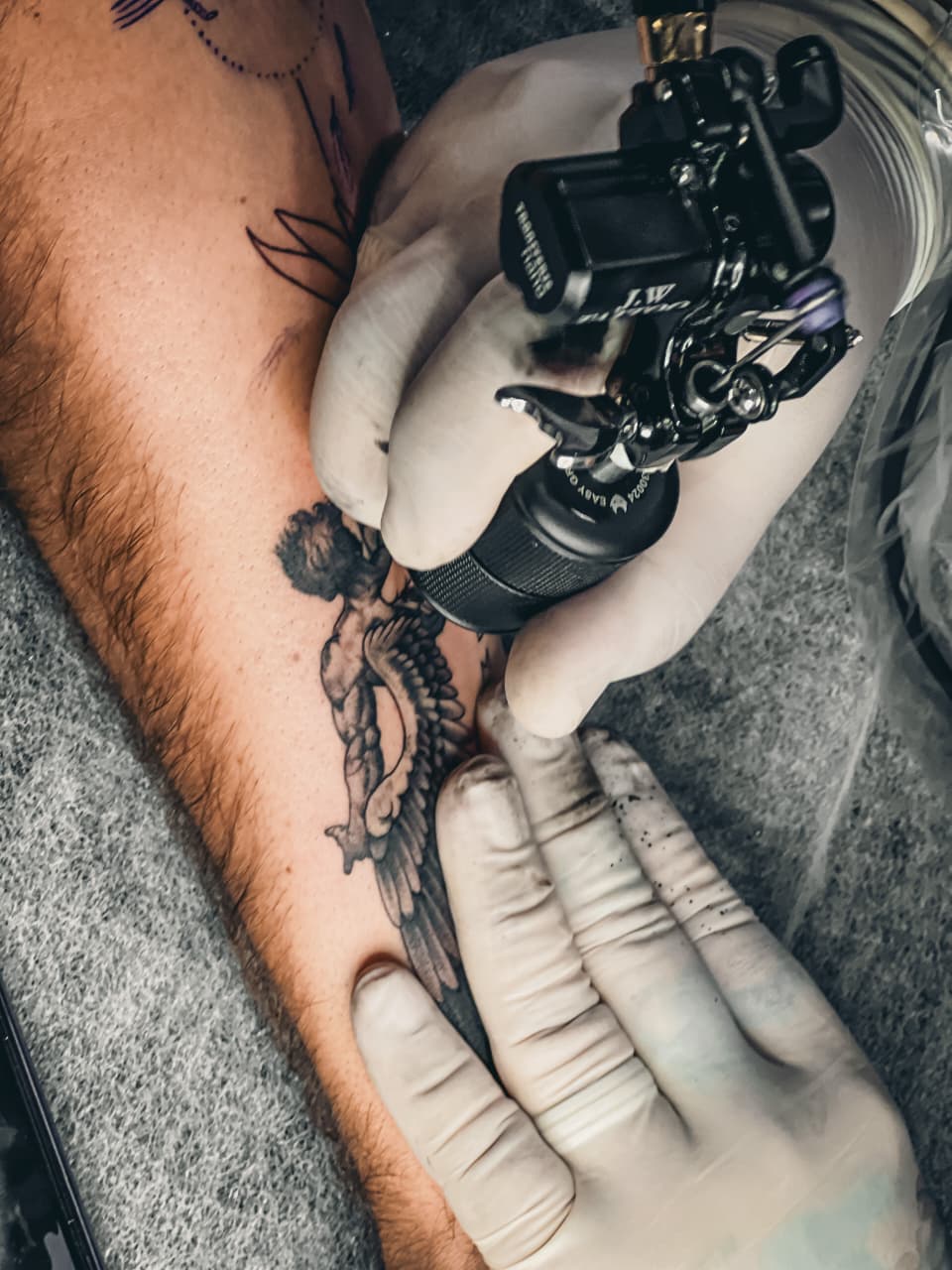 Detalhe de tatuagem sendo executada no estúdio